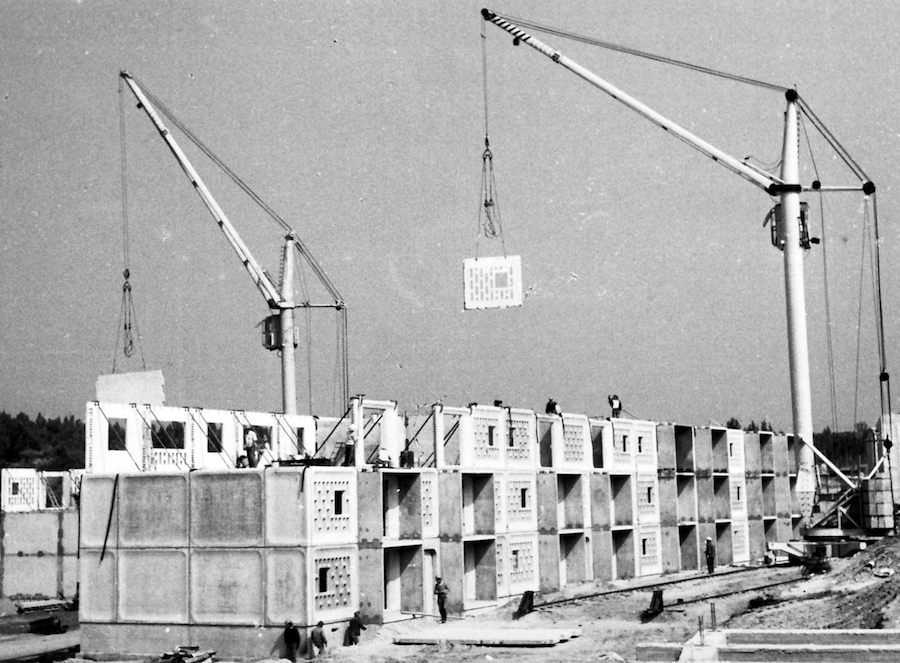 Chile Pavilion "Monolith Controversies" - building assembly. © Nolberto Salinas González