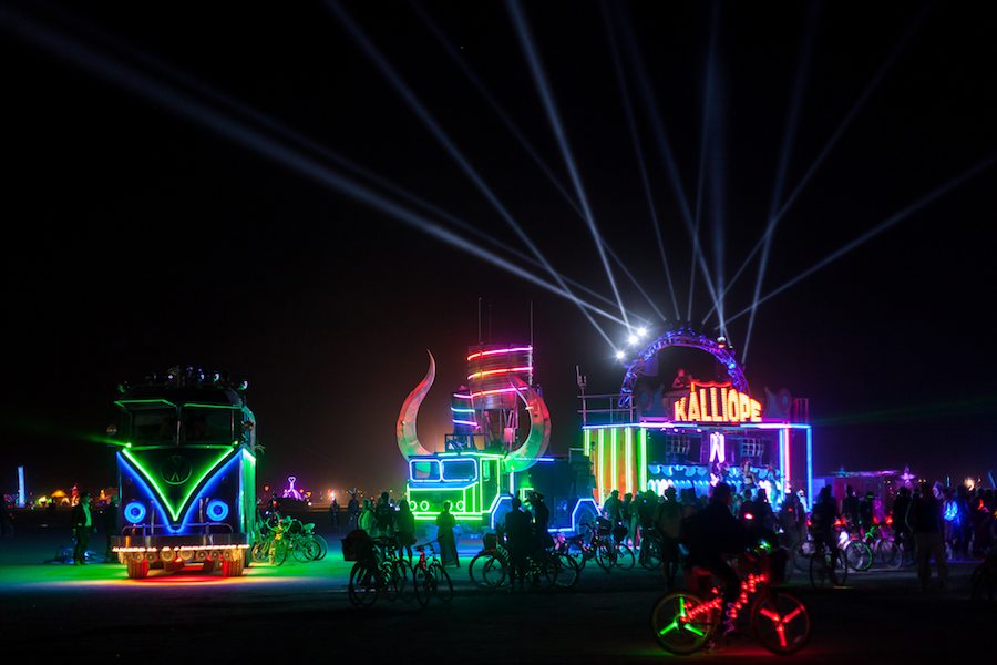 KALLIOPE Art Car and GIant VW Bus - Photo by Duncan Rawlinson.