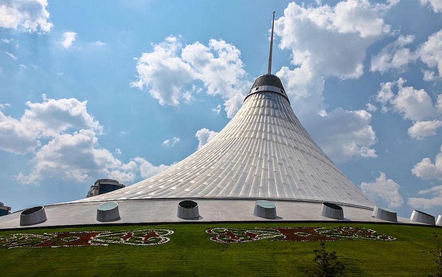 Khan Shatyr Entertainment Center - Photo by Ninanaras CC BY 2.0-