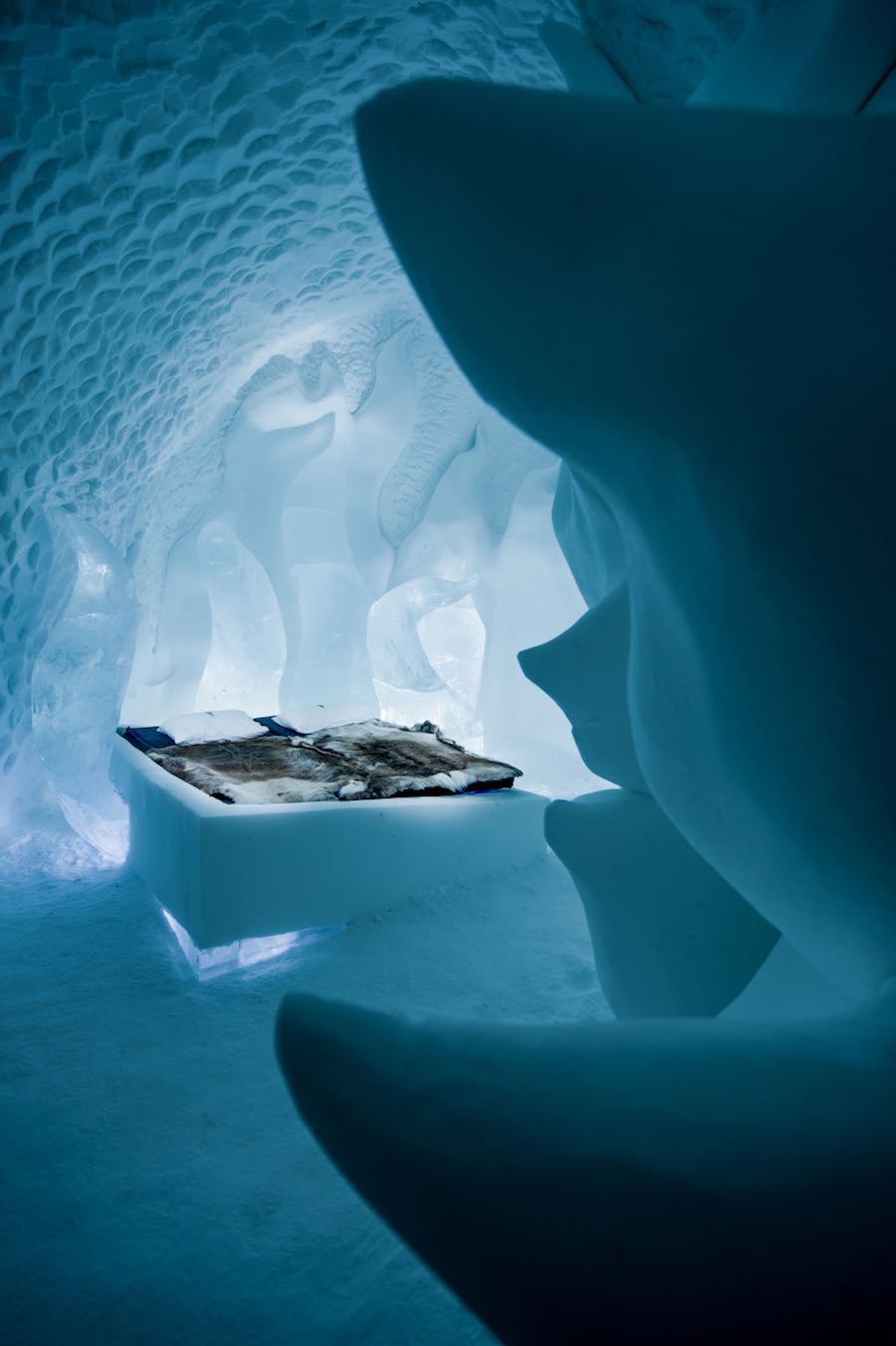 Art suite: SLEEPING INSIDE A THOUGHT by Lisa Lindqvist & Katarina Rose - Photo by Asaf Kliger © ICEHOTEL.