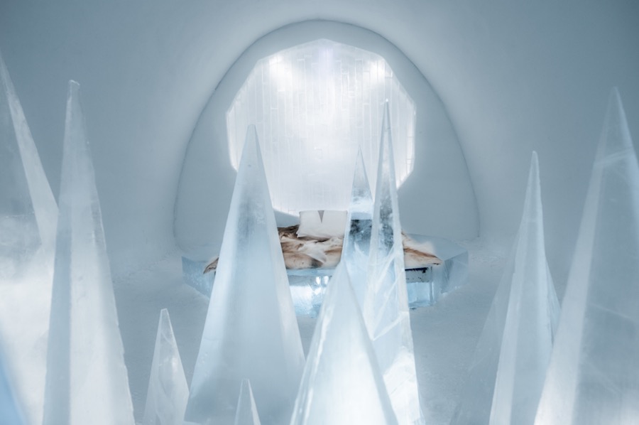 Art suite "White Desert" by Timsam Harding & Fabián Jacquet Casado - ©ICEHOTEL 28, Photo by Asaf Kliger.