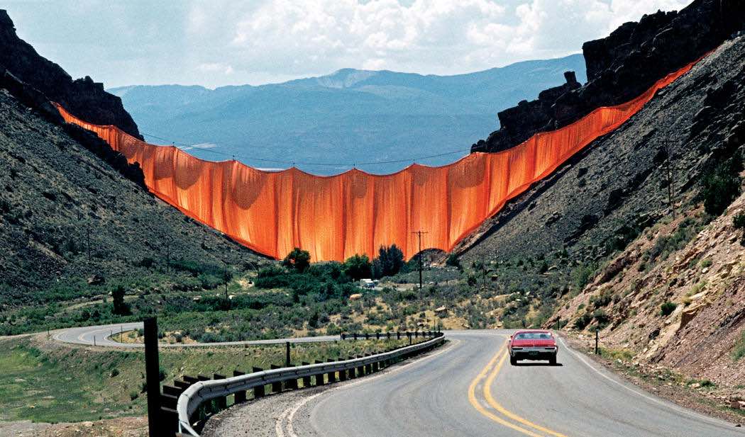 Valley Curtain, Colorato, 1972 - Photo by Wolfgang Volz ©Christo and Jean-Claude
