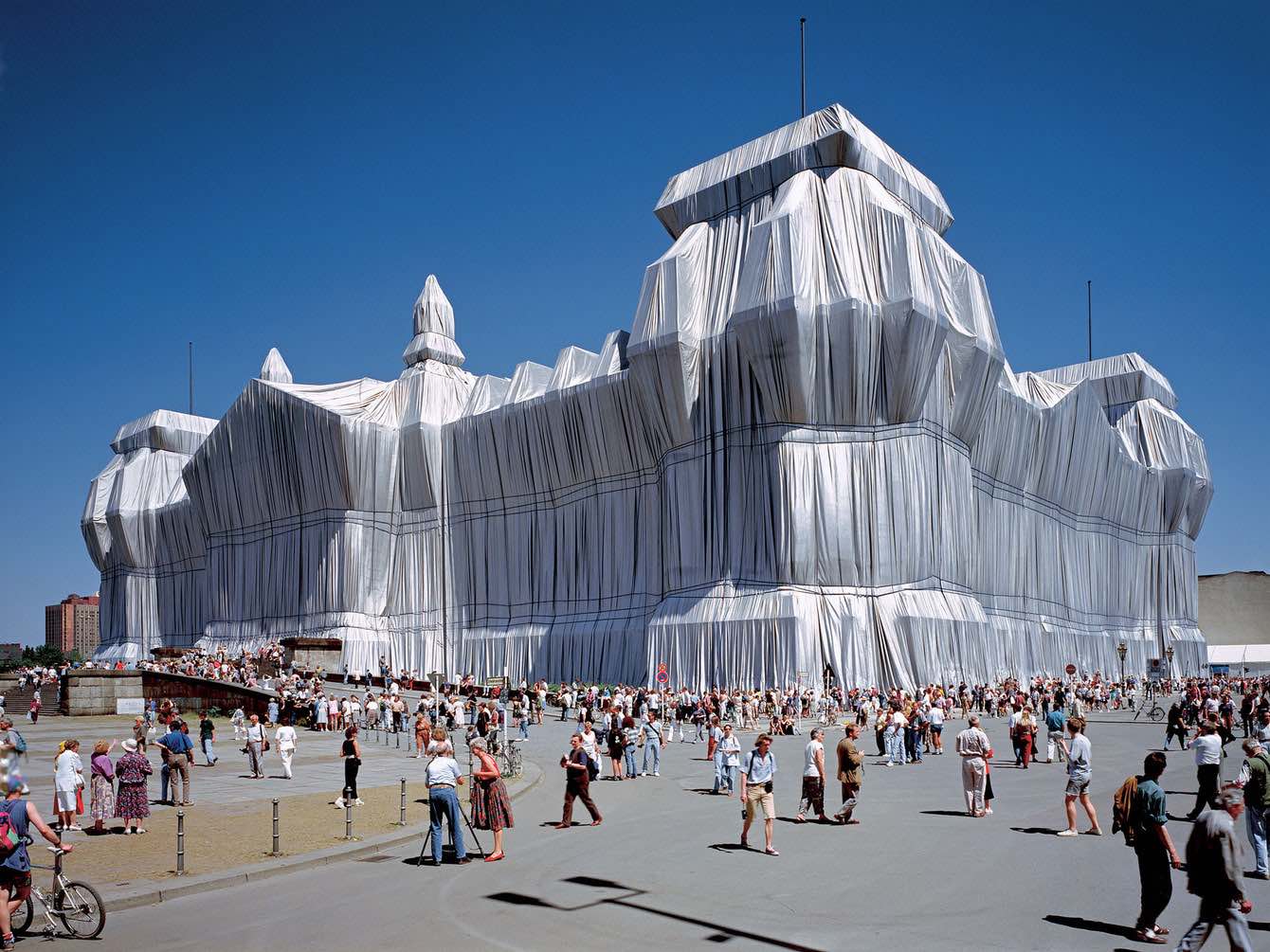 Wrapping the Reichstag, Berlin, 1995 - Wolfgang Volz ©Christo und Jeanne-Claude