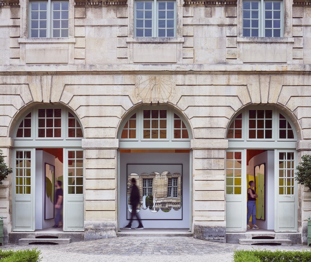 Squeeze, Paul Cocksegde's installation at the Hôtel de Sully and Place des Vosges for Paris Design Week 2024 - Courtesy of Paris Design Week 2024.