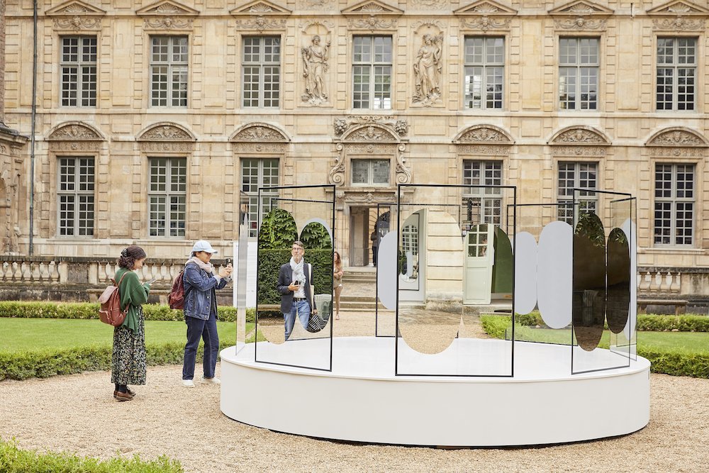 Squeeze, Paul Cocksegde's installation at the Hôtel de Sully and Place des Vosges for Paris Design Week 2024 - Courtesy of Paris Design Week 2024.