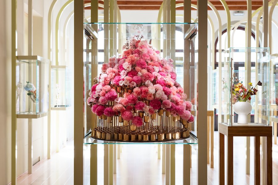 Theater of Metamorphosis, Bouquet of Roses by William Amor - Photo by Alexandre Vazquez, ©Michelangelo Foundation.