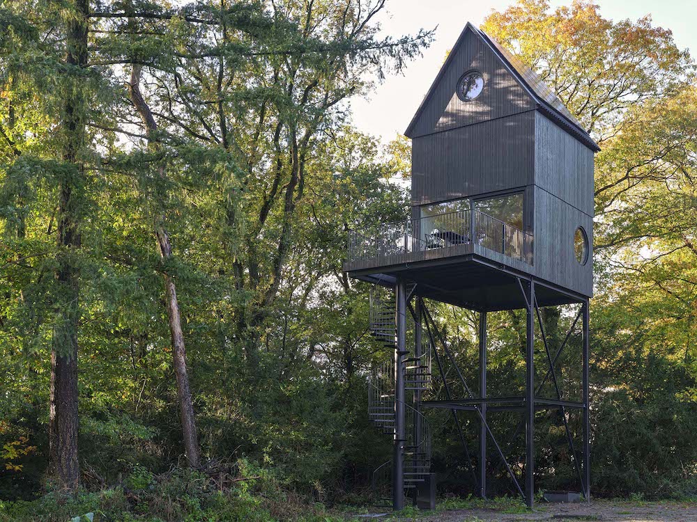 Buitenverblijf Nest cabin high up in the trees by i29 and Namo Architecture - Photo by Jeroen Musch, courtesy of i29.