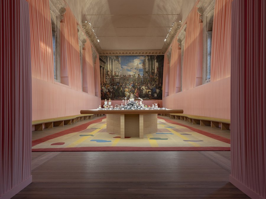 Homo Faber 2024. The Celebration Room features a convivial banquet and a rug designed by Luca Guadagnino and Nicolò Rosmarini for Jaipur Rugs - Photo by Giulio Ghirardi, ©Michelangelo Foundation.