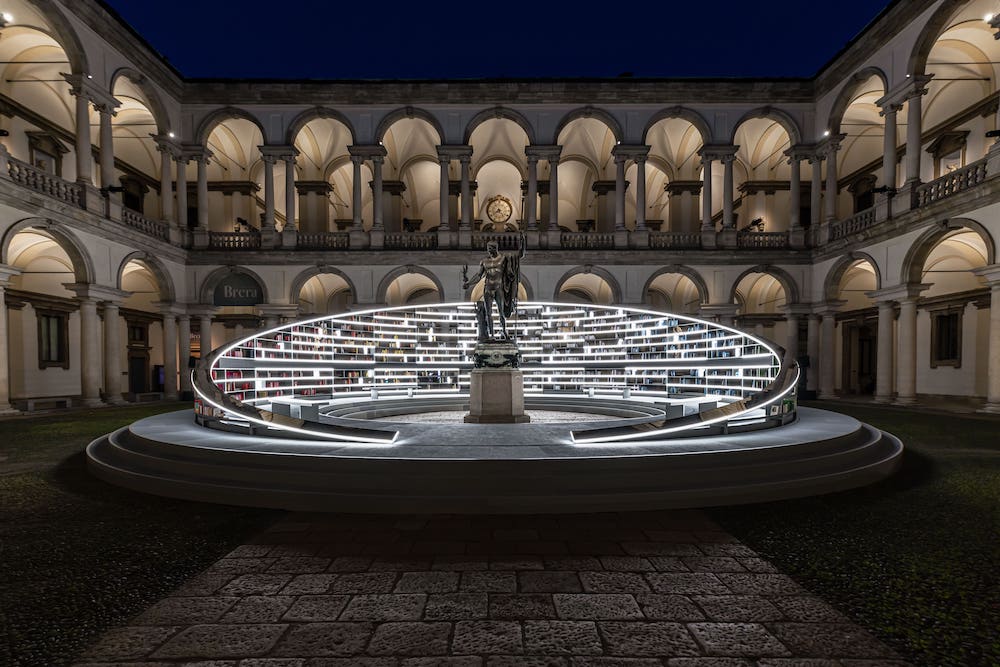 Es Devlin_Library of Light - Photo by ©Monica Spezia, courtesy of Salone del Mobile 2025.