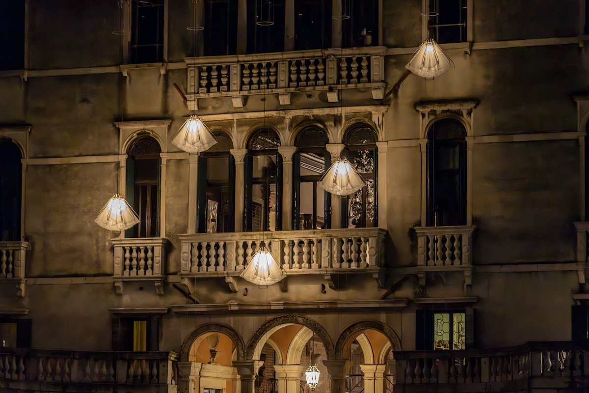 Shy Society by Studio DRIFT in Venice - Photo by Arjen van Eijk Xinix Films.