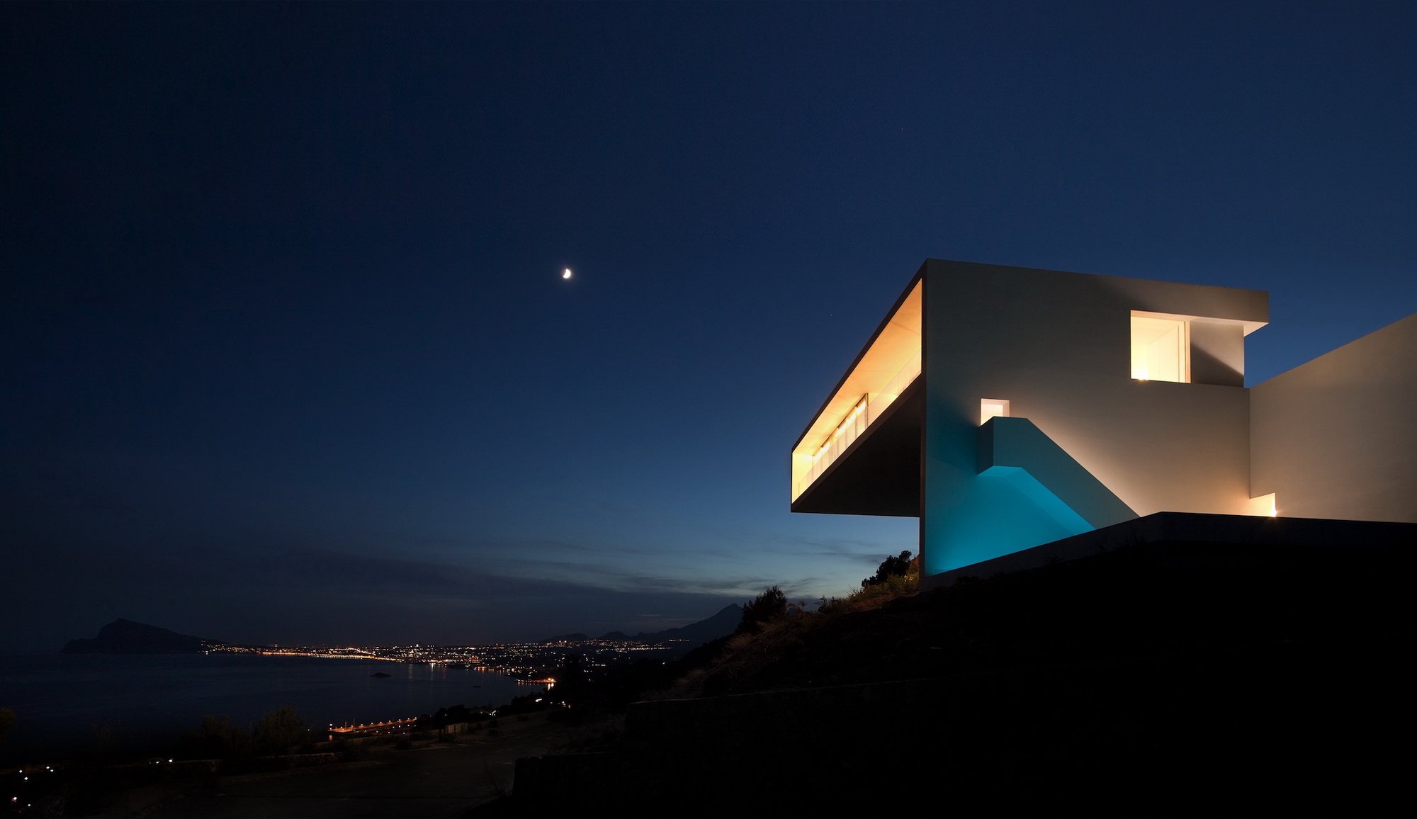House on The Cliff by Fran Silvestre Arquitectos - All photos are by Diego Opazo.