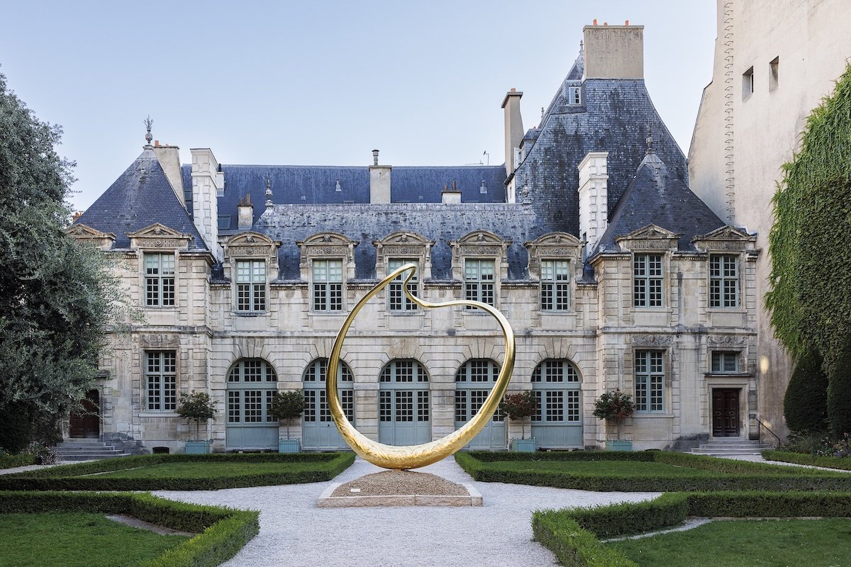 Parisian courtyards tour during PDW 2026. Joseph Walsh at Hôtel de Sully - Photo by Alice Casenave.